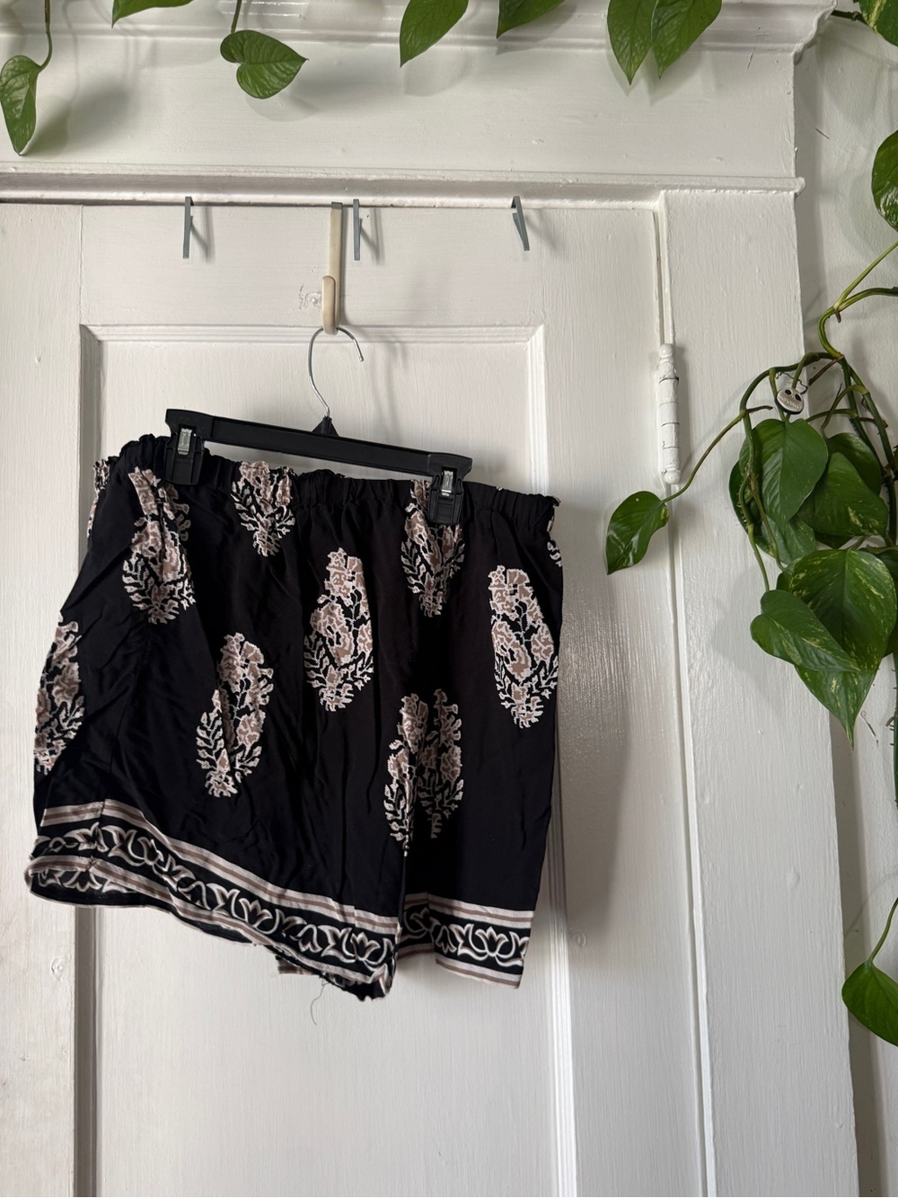SHEIN Black Floral-Print Elastic Shorts size L